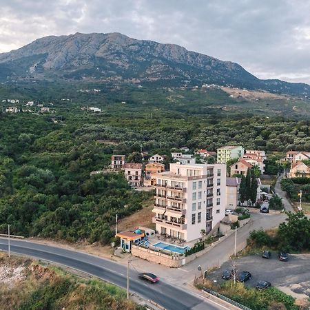 Lux Hotel M Dobra Voda Bagian luar foto