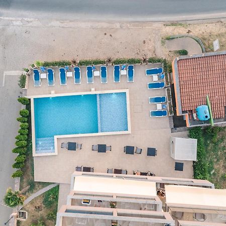 Lux Hotel M Dobra Voda Bagian luar foto