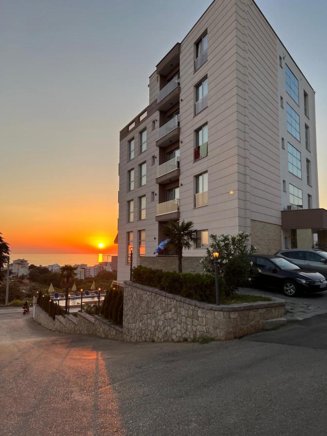 Lux Hotel M Dobra Voda Bagian luar foto