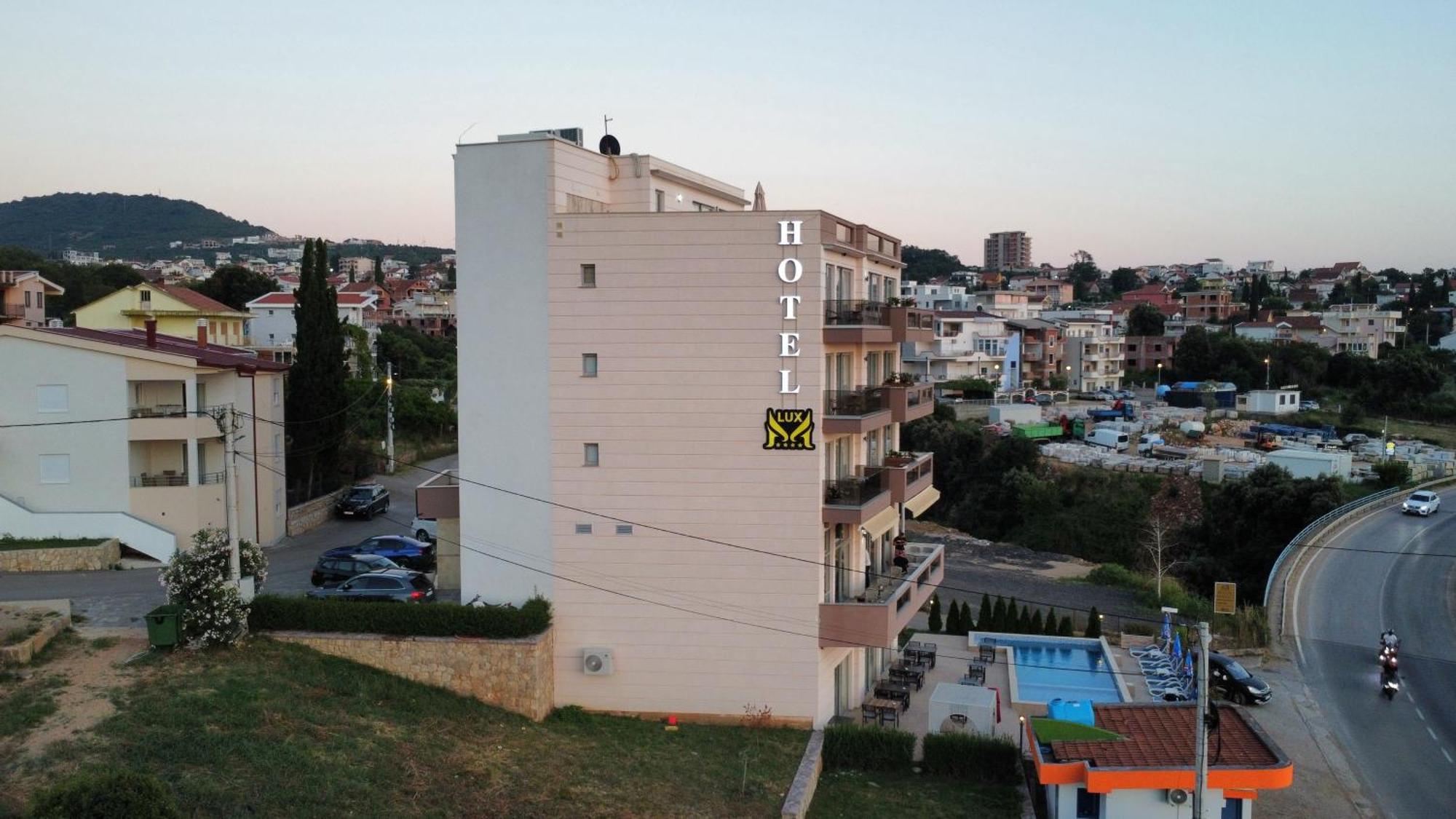 Lux Hotel M Dobra Voda Bagian luar foto