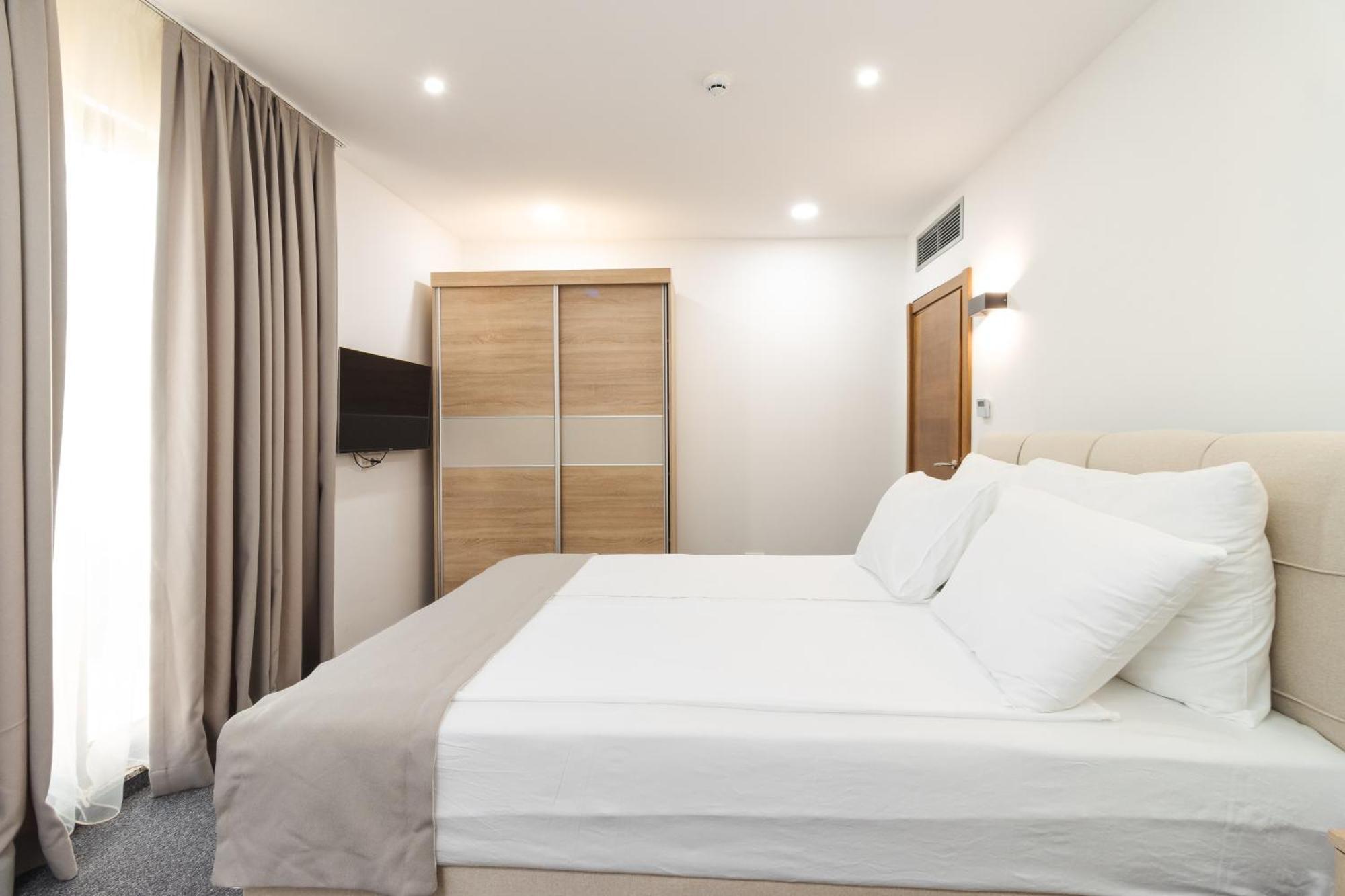 Lux Hotel M Dobra Voda Bagian luar foto