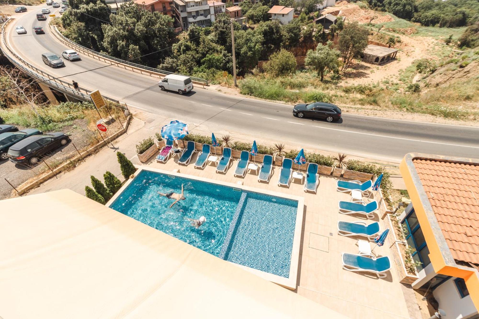 Lux Hotel M Dobra Voda Bagian luar foto