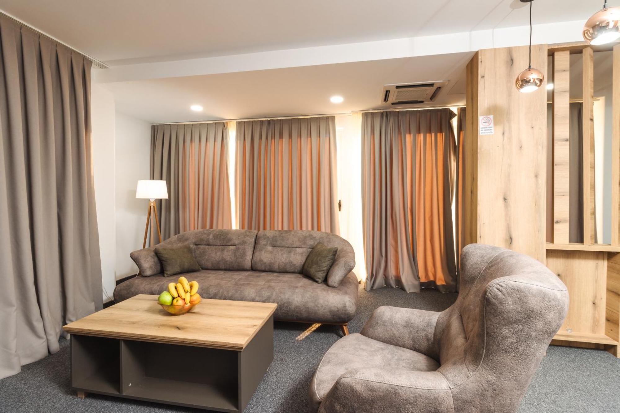 Lux Hotel M Dobra Voda Bagian luar foto