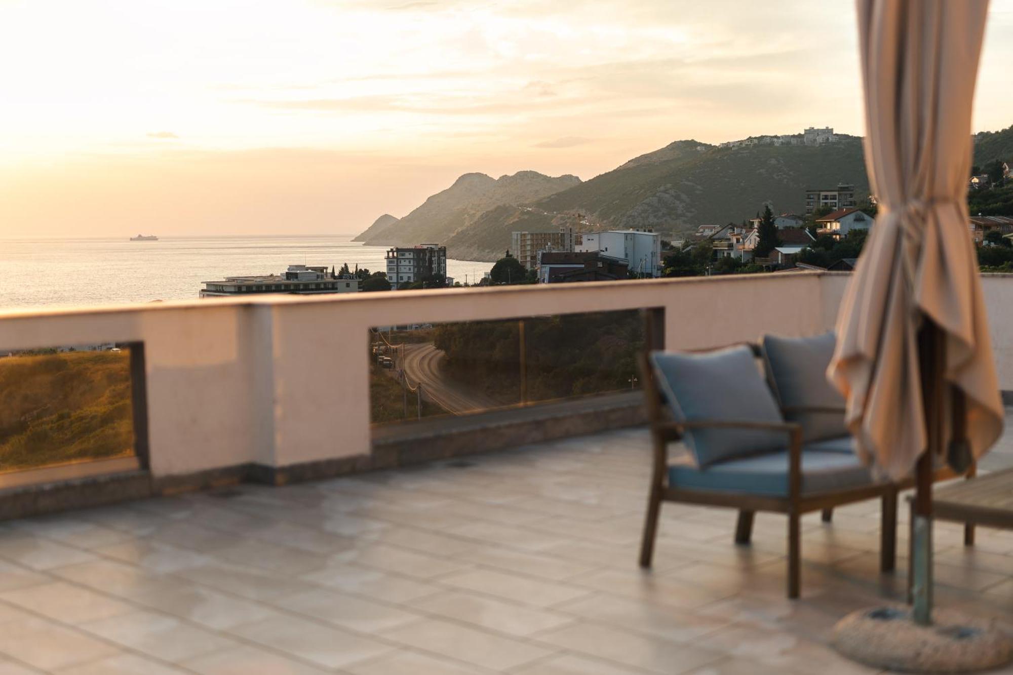 Lux Hotel M Dobra Voda Bagian luar foto