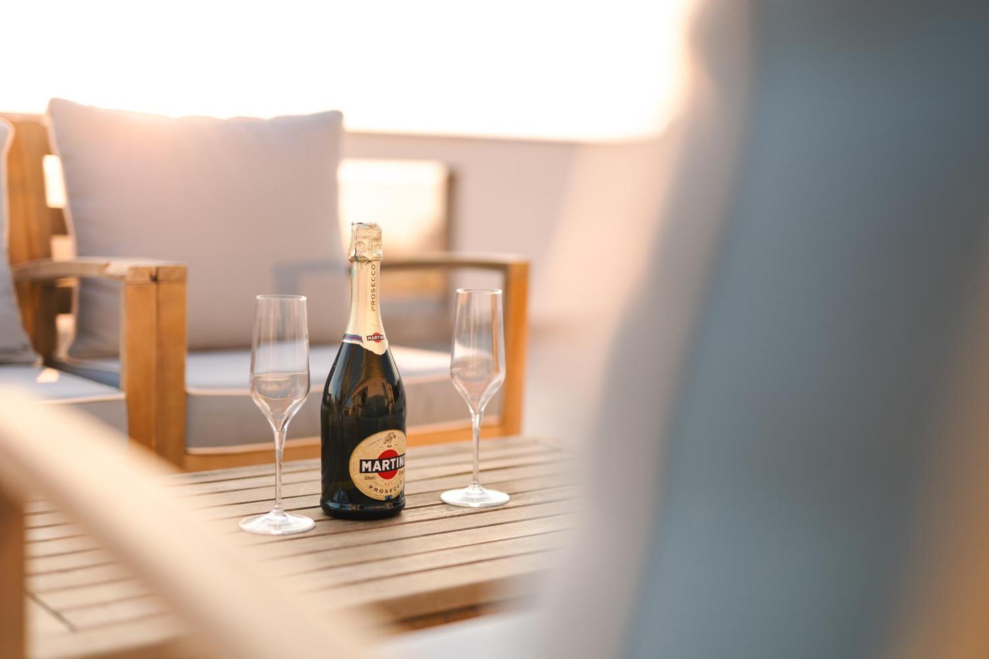 Lux Hotel M Dobra Voda Bagian luar foto