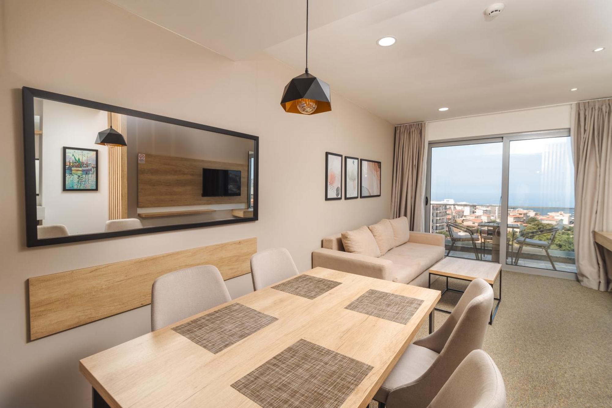 Lux Hotel M Dobra Voda Bagian luar foto