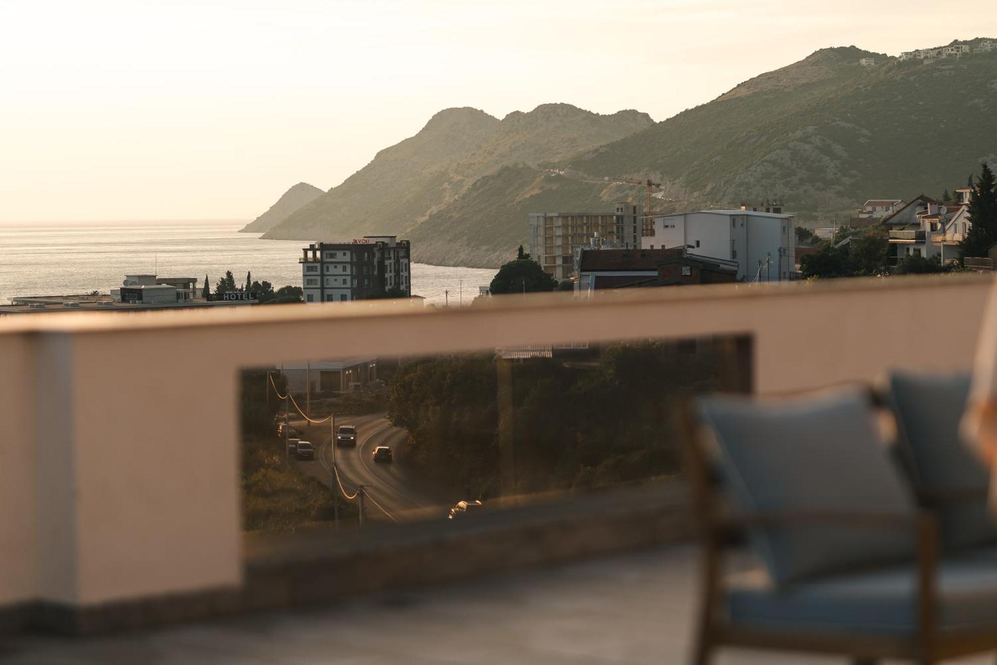 Lux Hotel M Dobra Voda Bagian luar foto