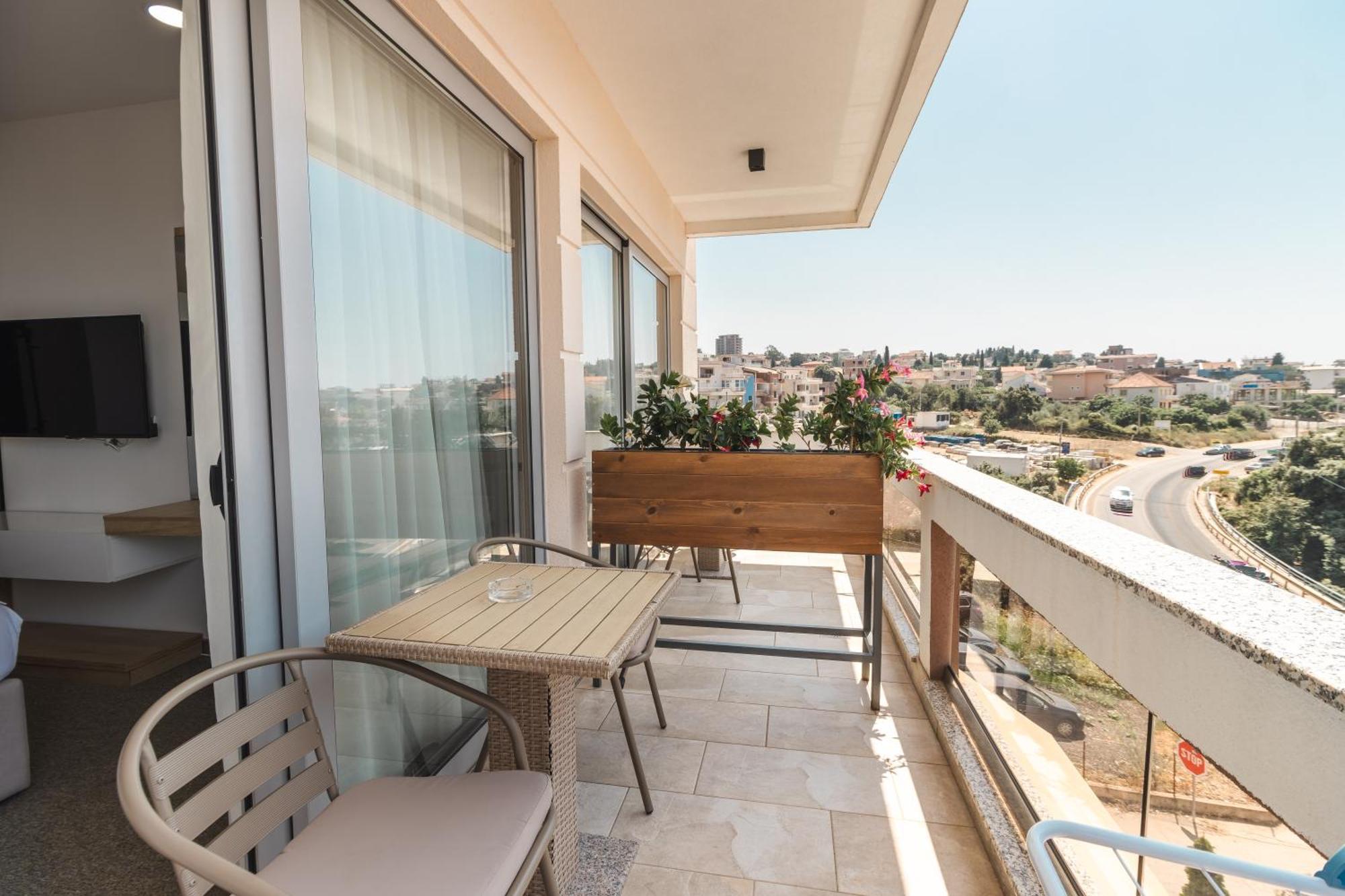 Lux Hotel M Dobra Voda Bagian luar foto