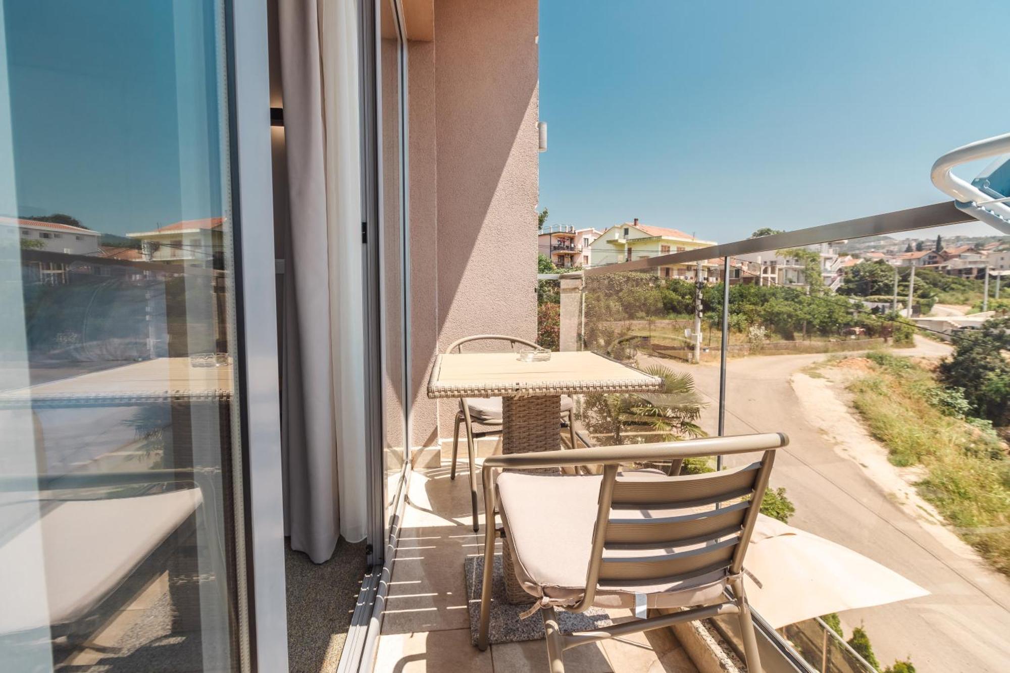 Lux Hotel M Dobra Voda Bagian luar foto