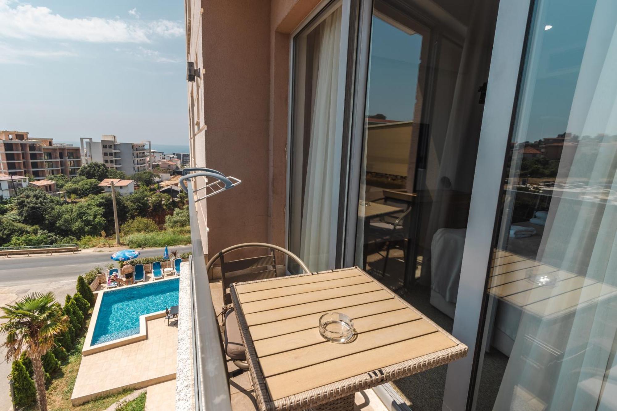 Lux Hotel M Dobra Voda Bagian luar foto