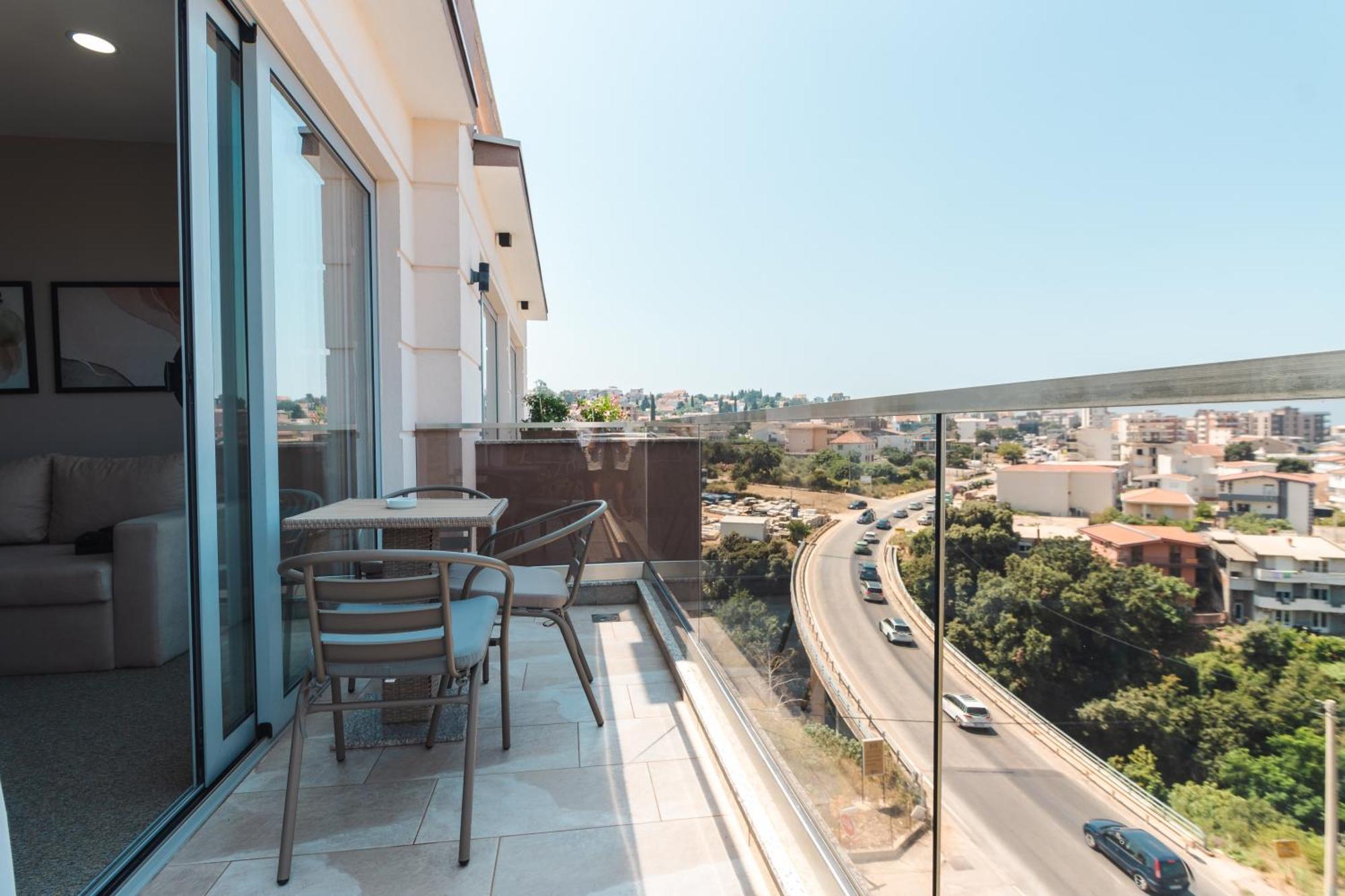 Lux Hotel M Dobra Voda Bagian luar foto