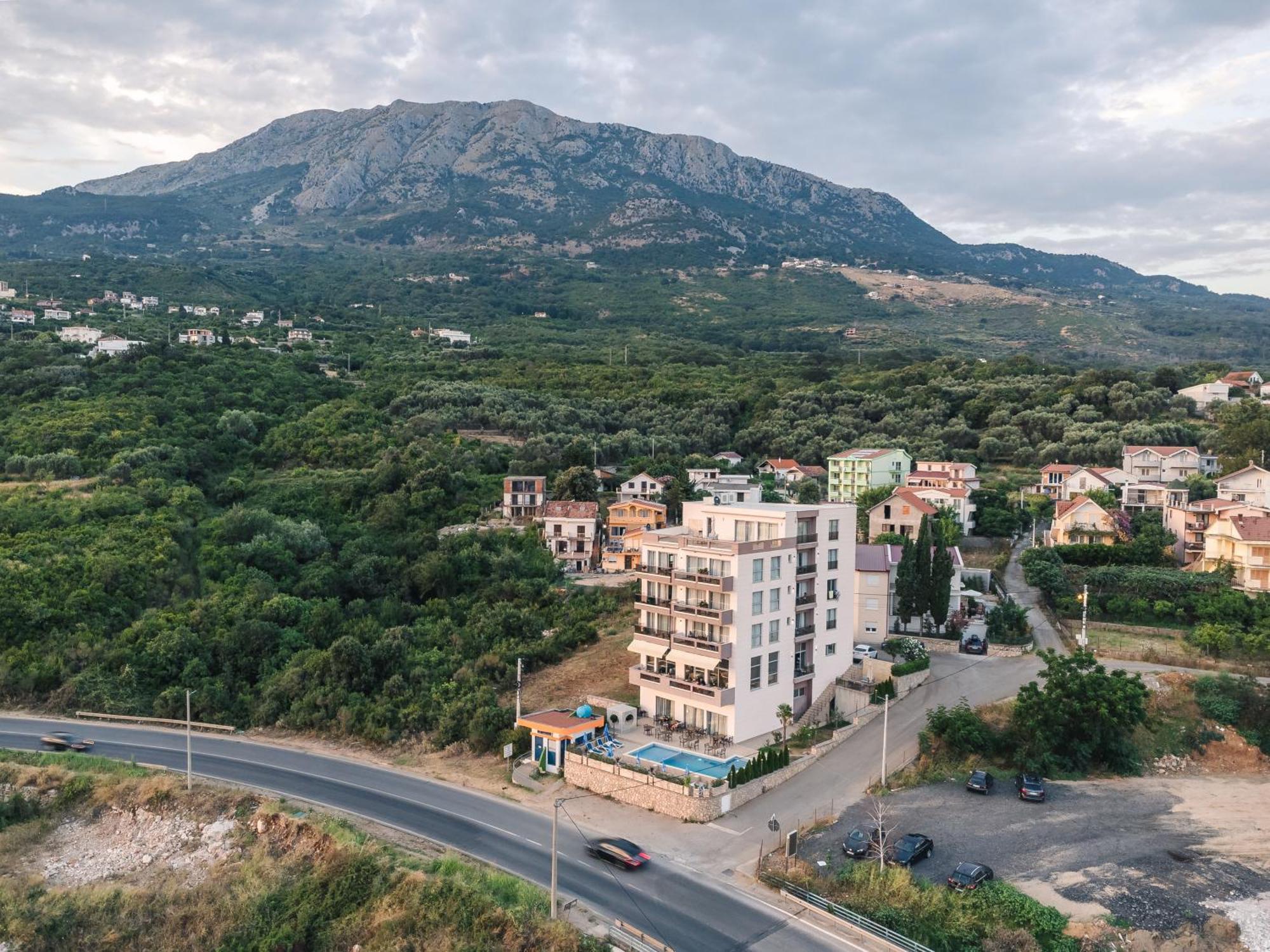 Lux Hotel M Dobra Voda Bagian luar foto