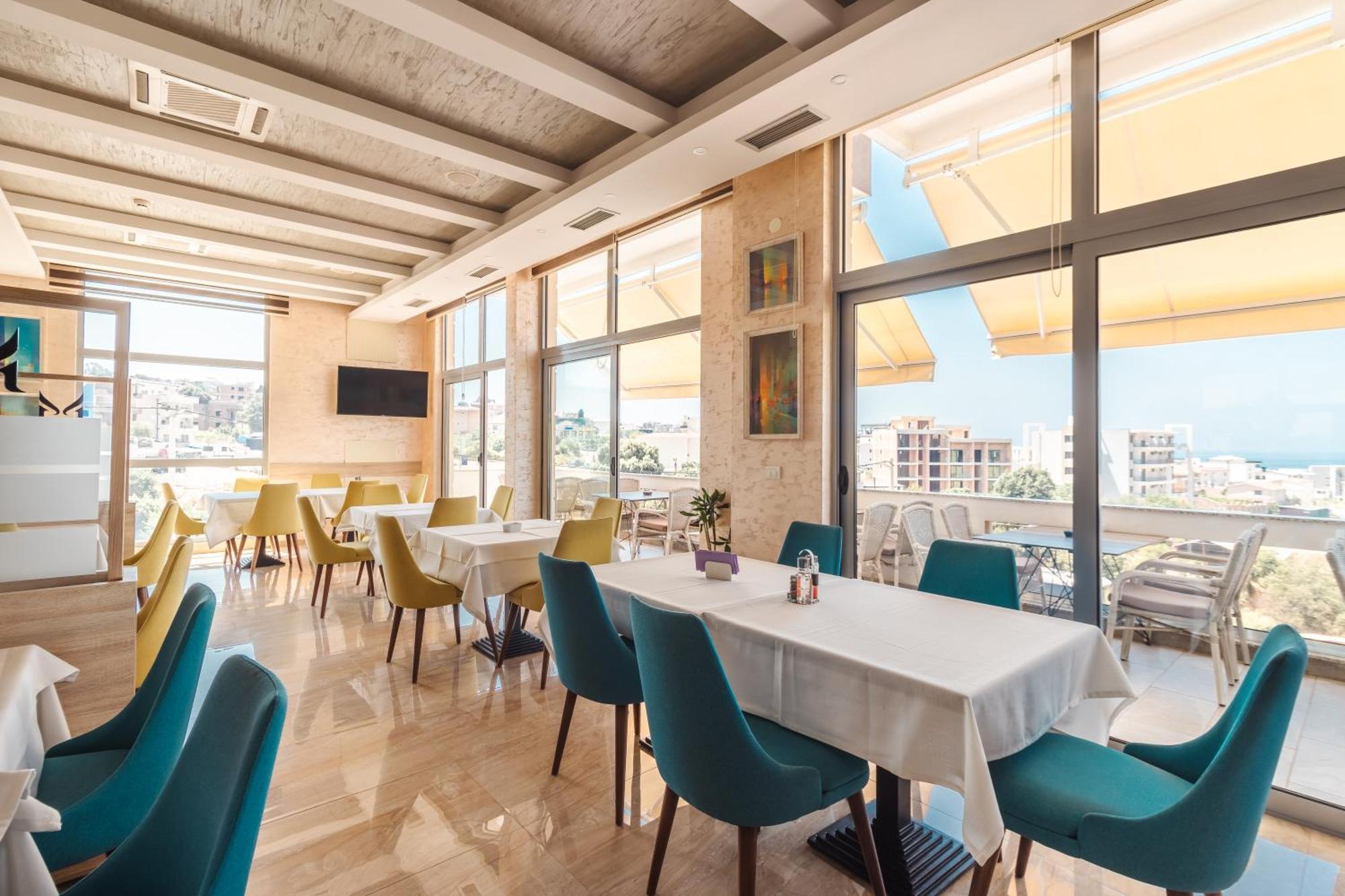 Lux Hotel M Dobra Voda Bagian luar foto