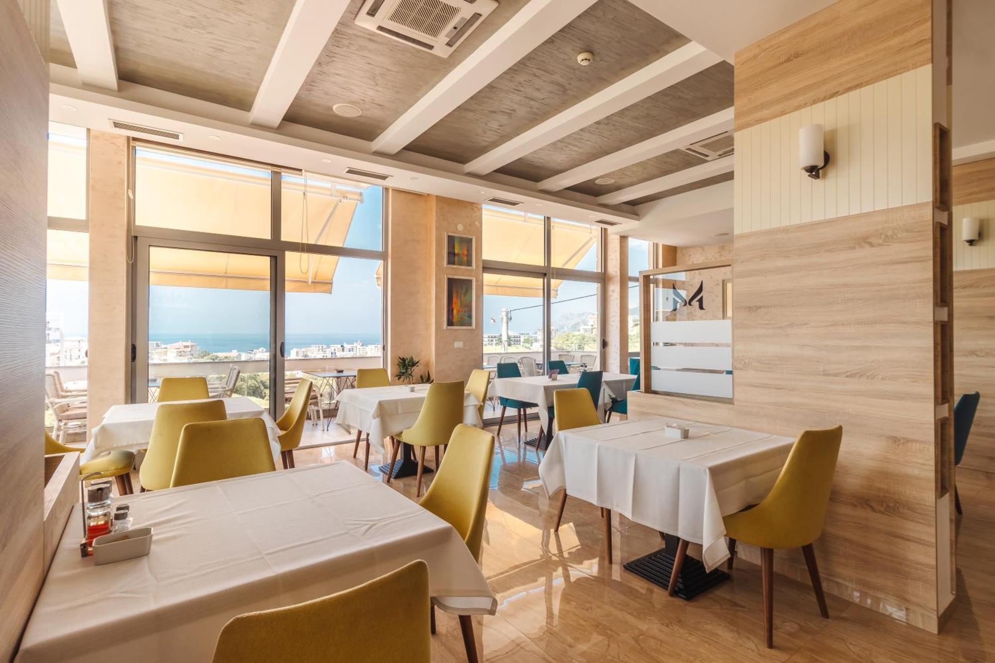 Lux Hotel M Dobra Voda Bagian luar foto