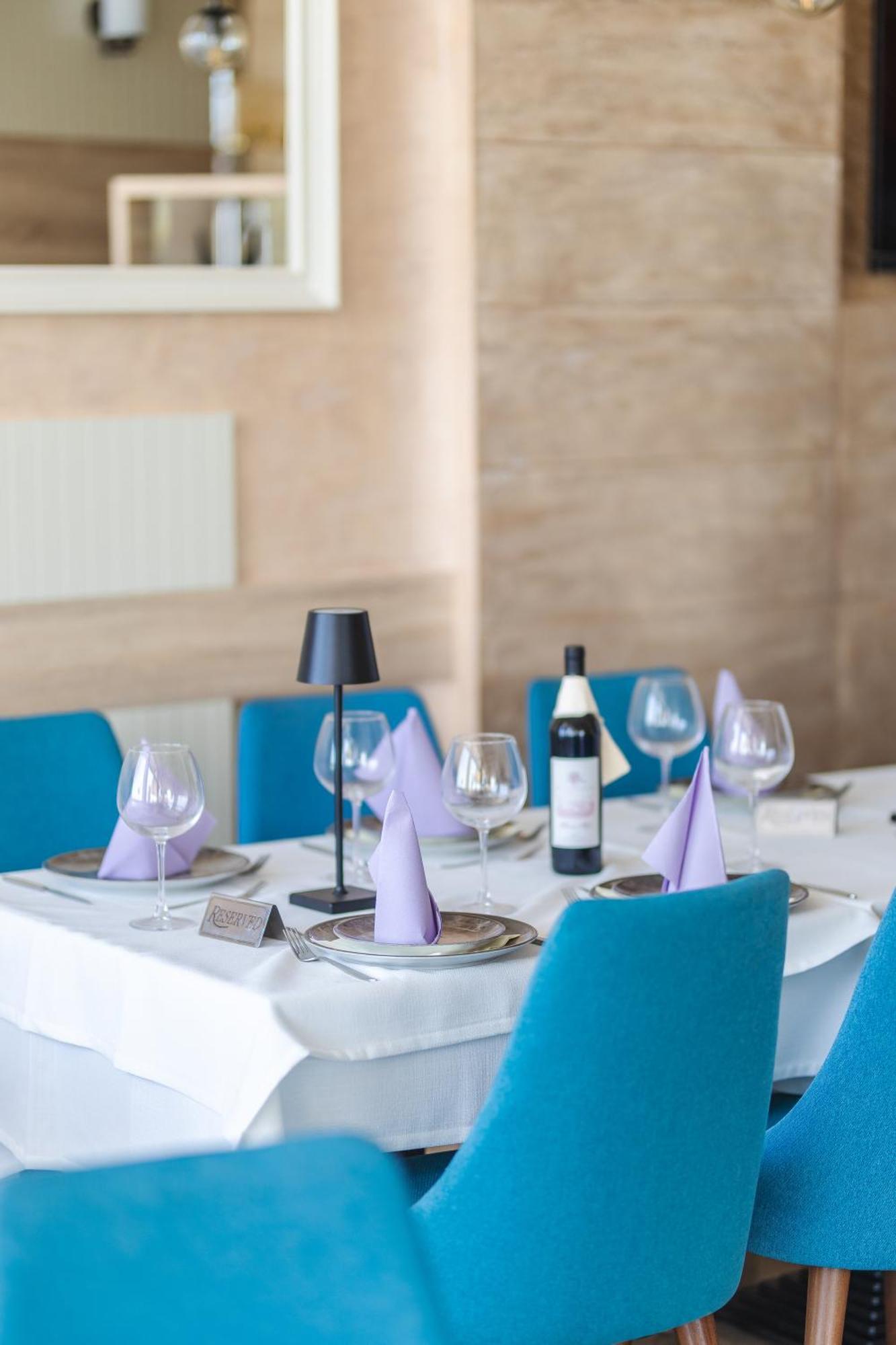 Lux Hotel M Dobra Voda Bagian luar foto