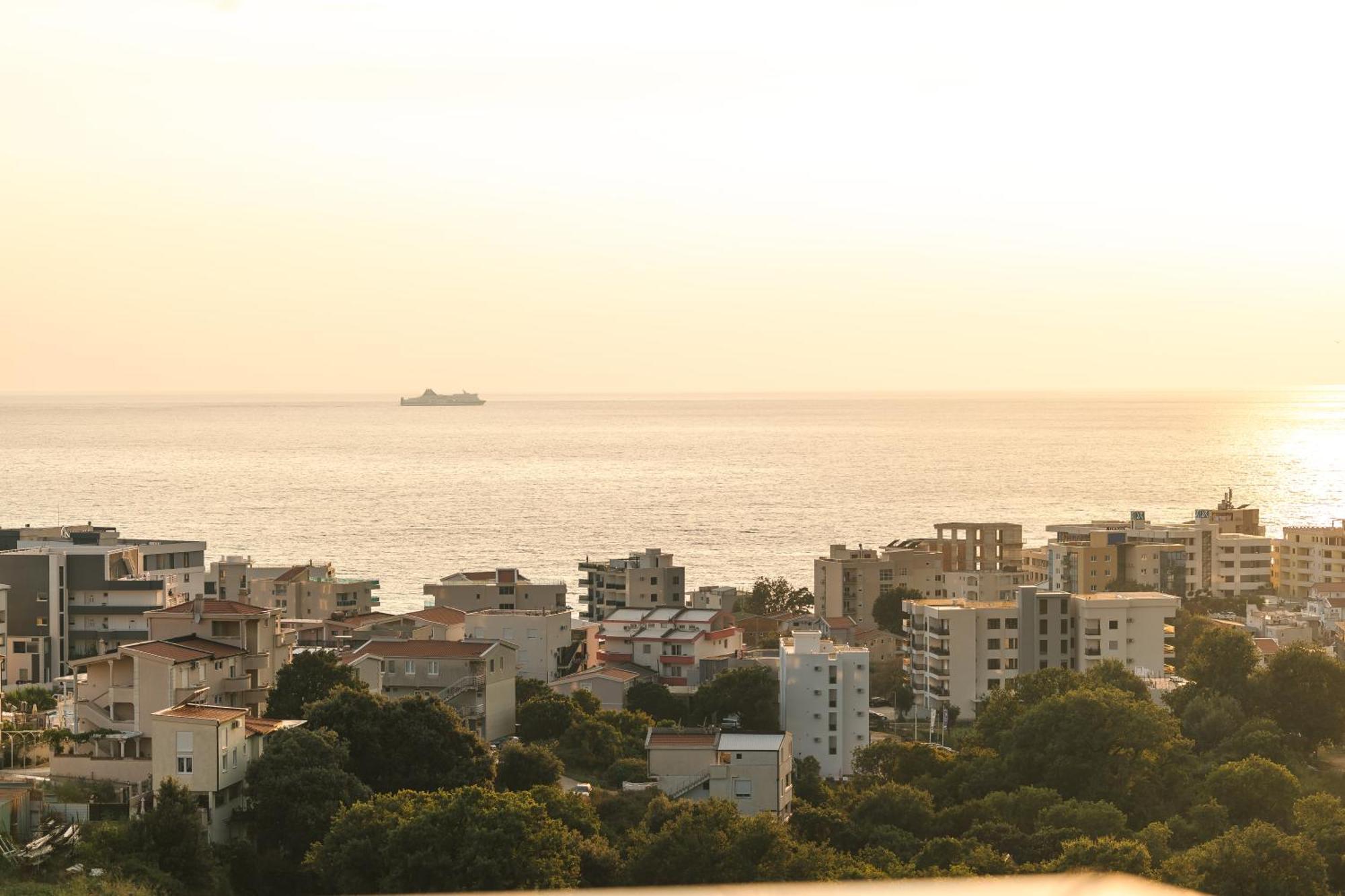 Lux Hotel M Dobra Voda Bagian luar foto