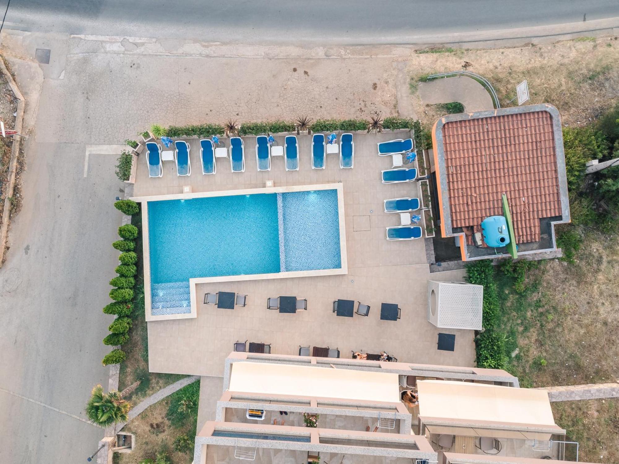 Lux Hotel M Dobra Voda Bagian luar foto