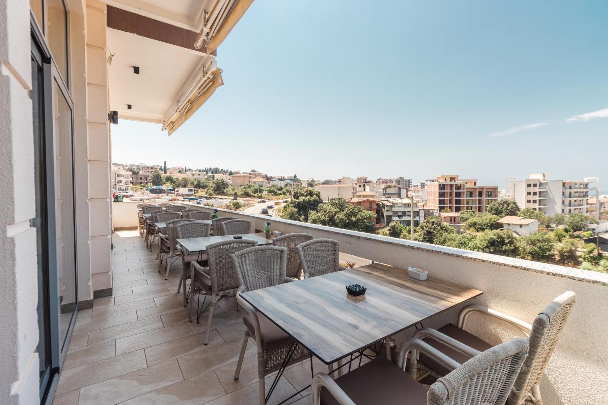Lux Hotel M Dobra Voda Bagian luar foto