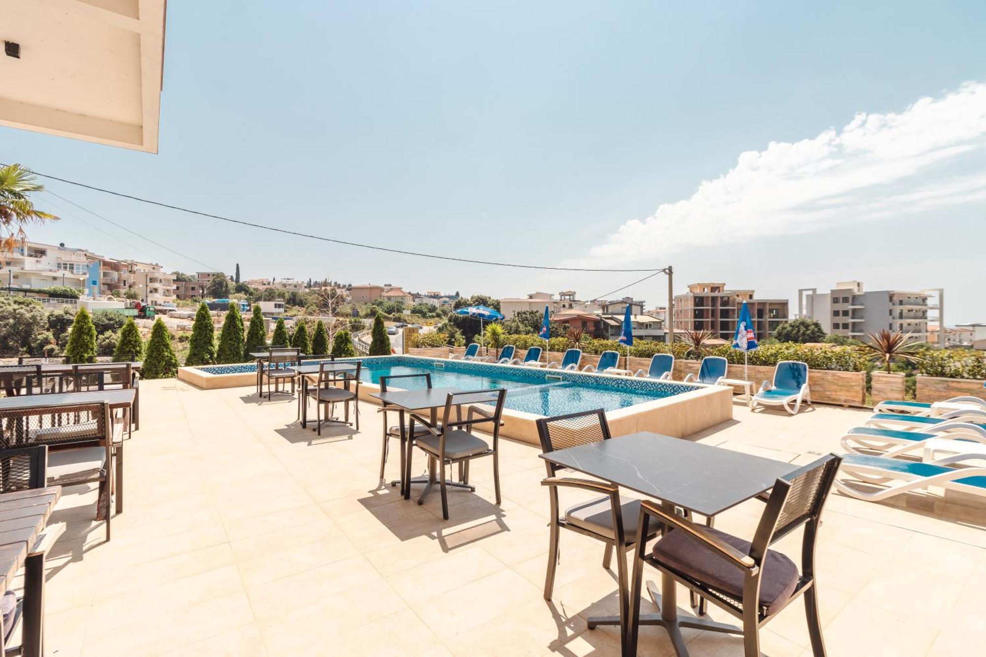 Lux Hotel M Dobra Voda Bagian luar foto