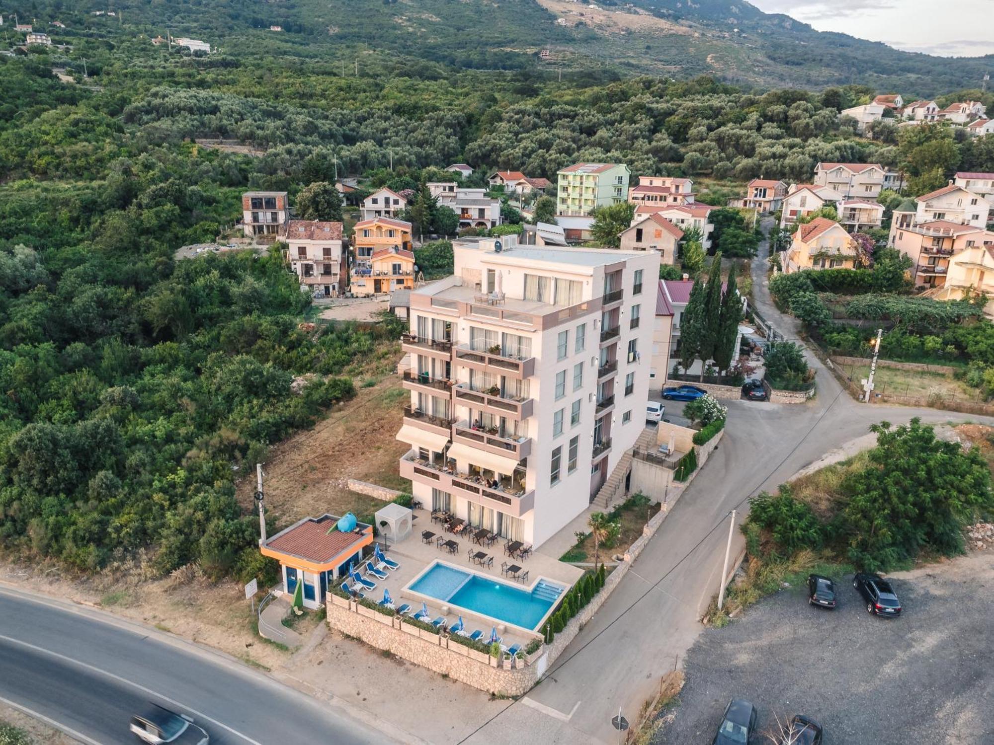 Lux Hotel M Dobra Voda Bagian luar foto
