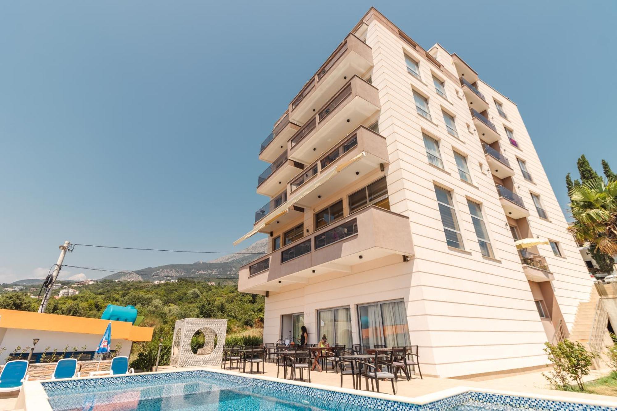 Lux Hotel M Dobra Voda Bagian luar foto