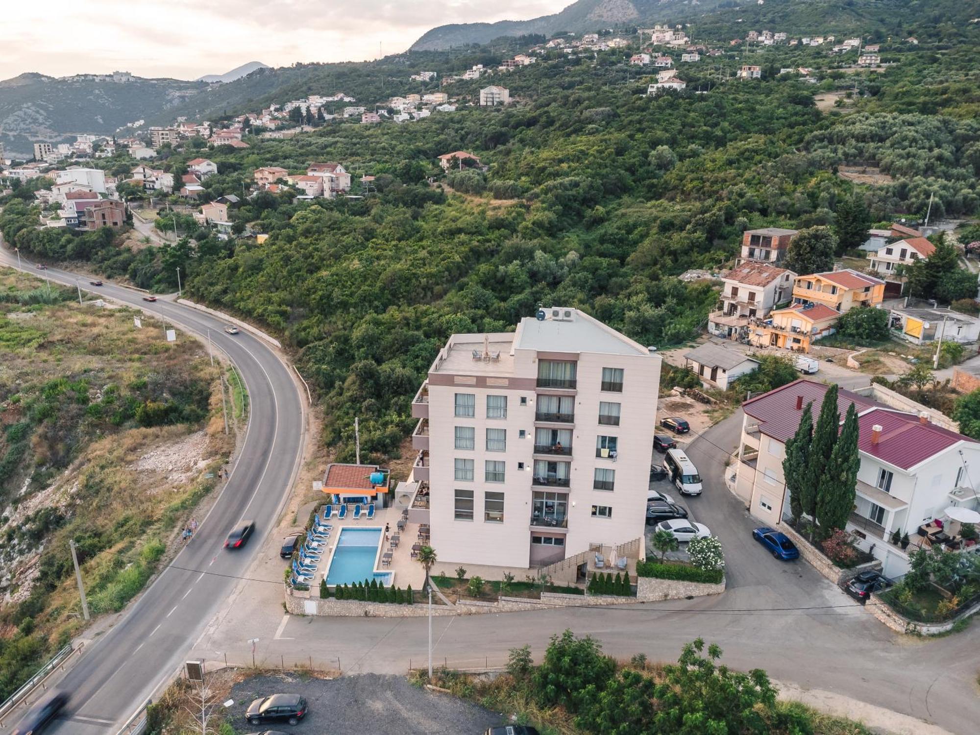 Lux Hotel M Dobra Voda Bagian luar foto
