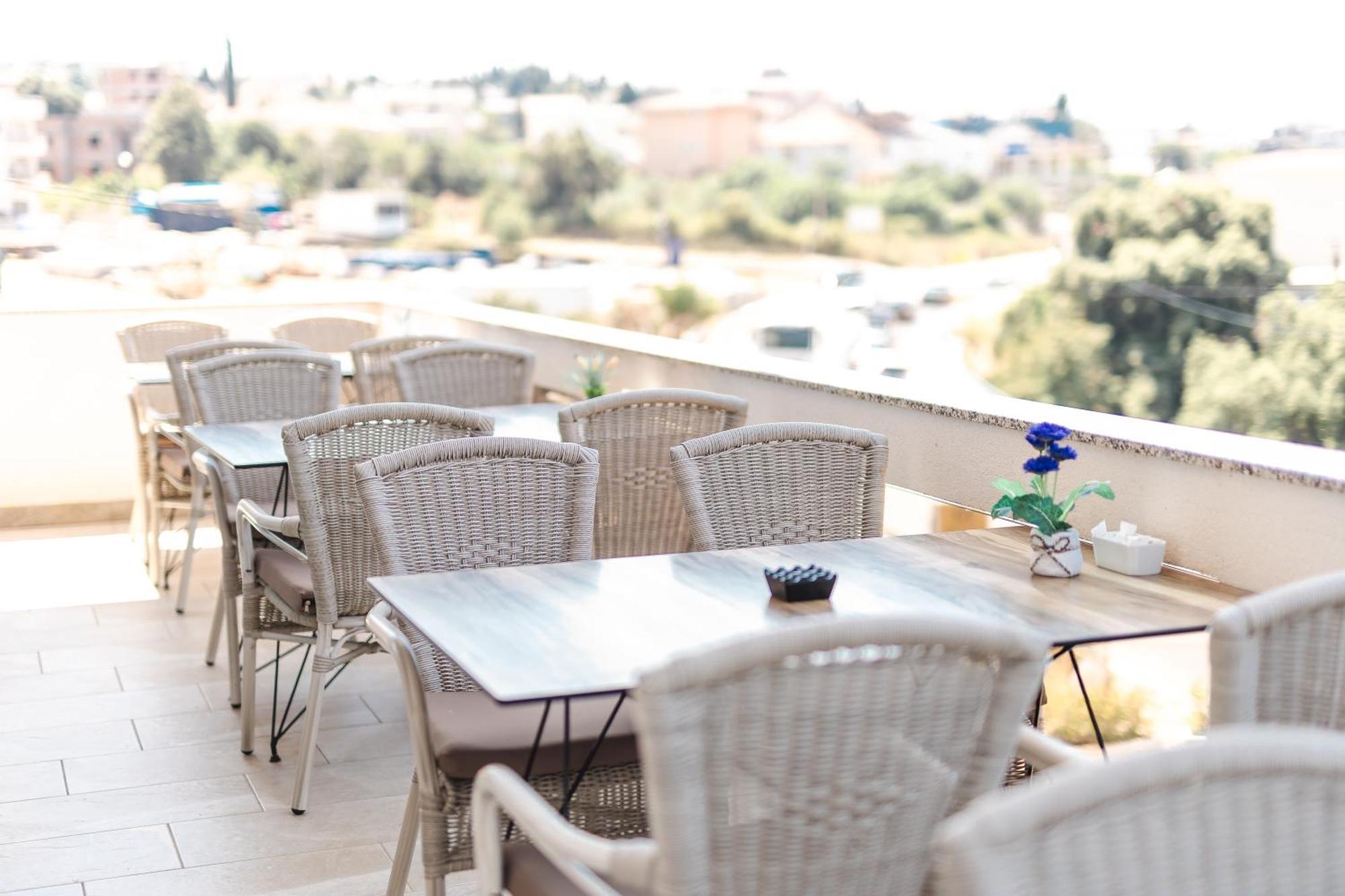 Lux Hotel M Dobra Voda Bagian luar foto
