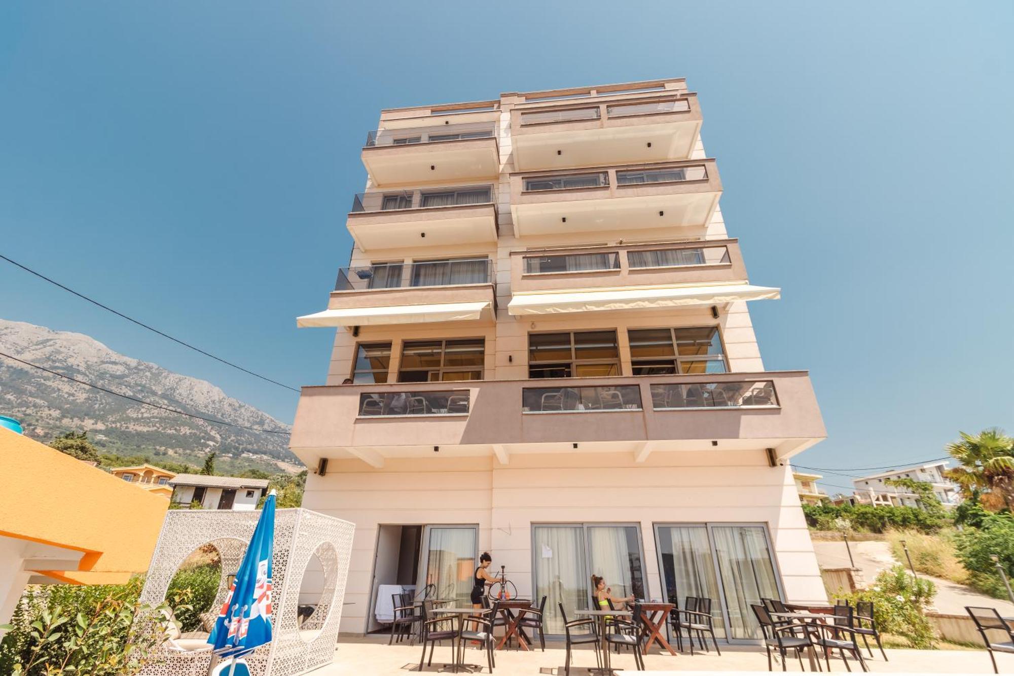 Lux Hotel M Dobra Voda Bagian luar foto