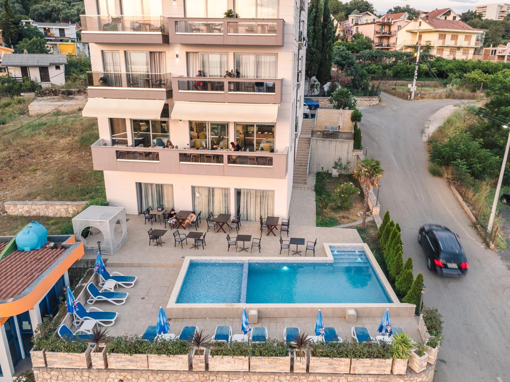 Lux Hotel M Dobra Voda Bagian luar foto